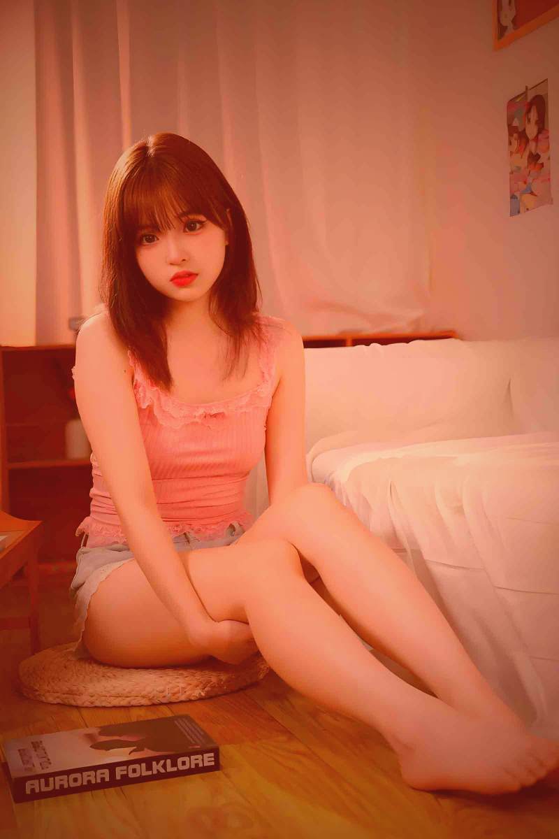 多块电脑屏幕并列，显示着社交媒体趋势图、论坛热帖和聊天群组刷屏，中心是吃瓜网体坛大赛速递的页面