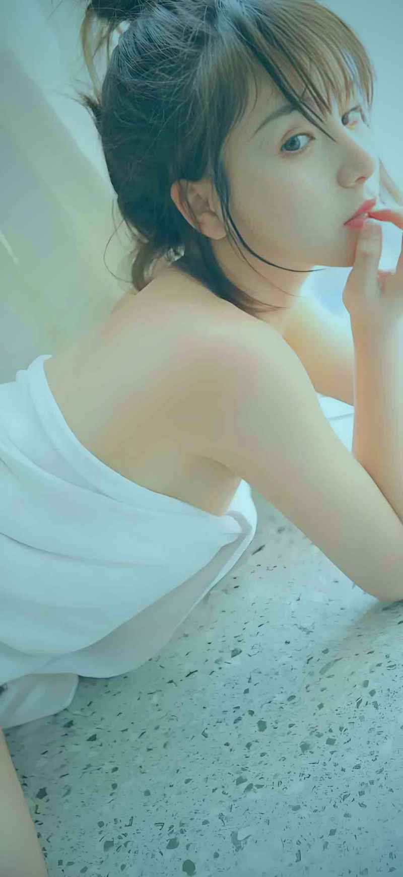 无数手机屏幕对着一个空荡的舞台，屏幕上反射着不同的光影