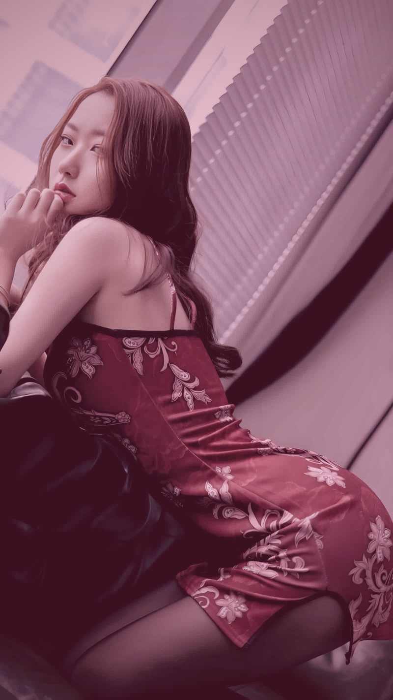 深夜的现代都市剧片场，灯火通明，主演裹着羽绒服在认真听导演讲戏，旁边放着剧本和保温杯